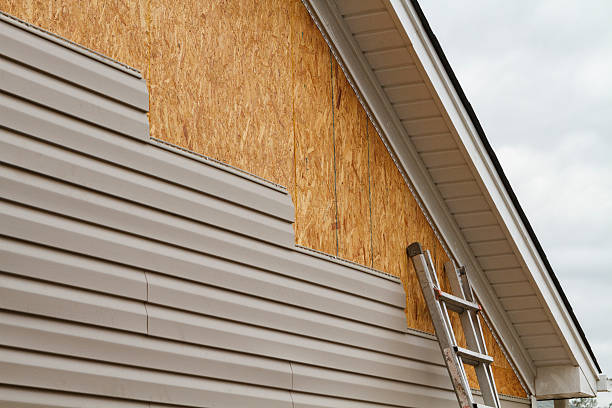 Professional Emergency Siding Repair technician working in New Hartford, CT